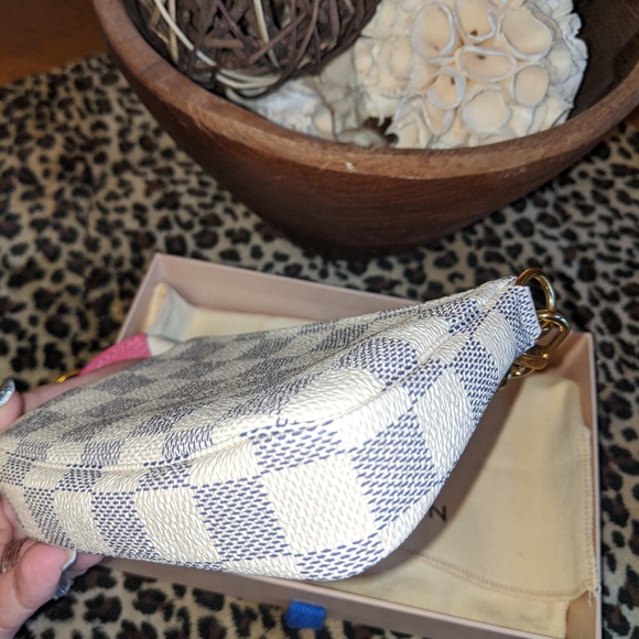 Louis Vuitton 2017 Christmas Mini Pouchette - Picture 7 of 9